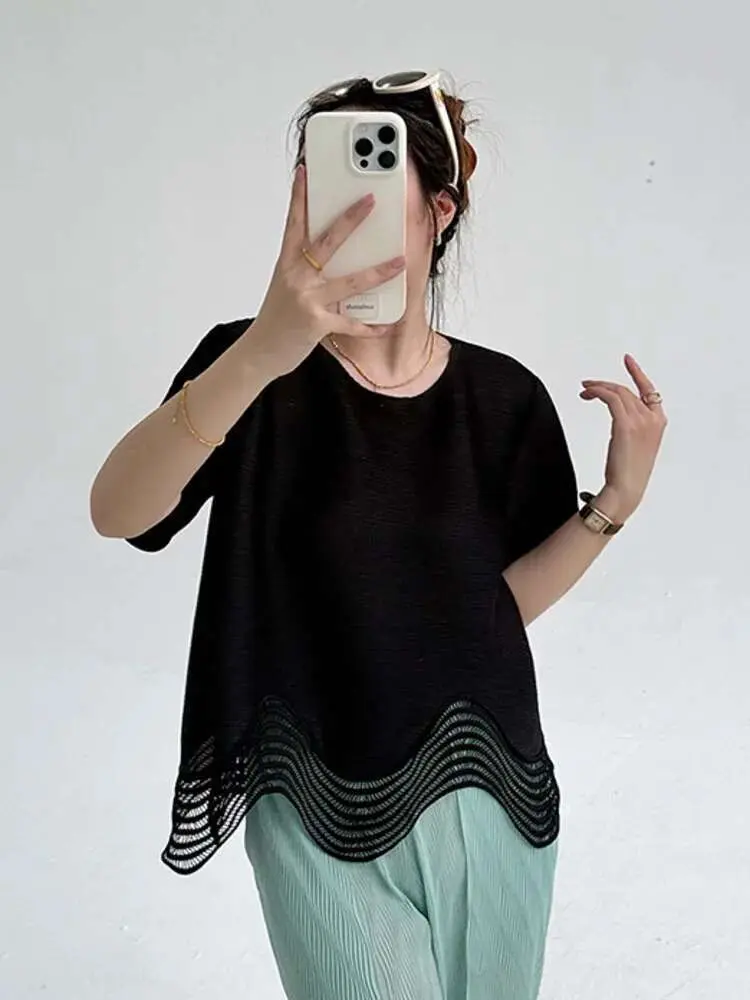 LANMREM Black Hollow Out Round Neck Pleated T-shirt For Women 2025 New Loose Temperament Irregular Wave Hem Short Sleeve Top