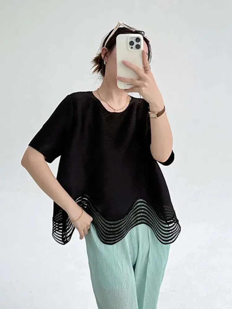 LANMREM Black Hollow Out Round Neck Pleated T-shirt For Women 2025 New Loose Temperament Irregular Wave Hem Short Sleeve Top
