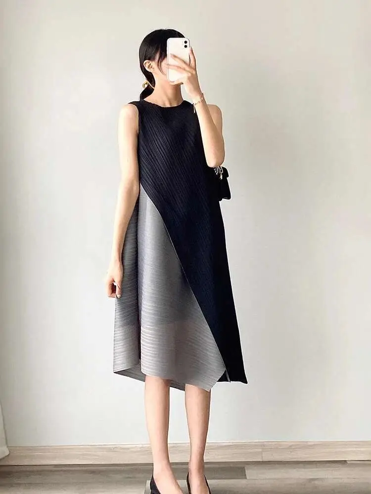 LANMREM Elegant Women's Color Contrast Pleated Dress Fashion 2025 Summer New Round Neck Sleeveless Temperament Dresses 2DE578