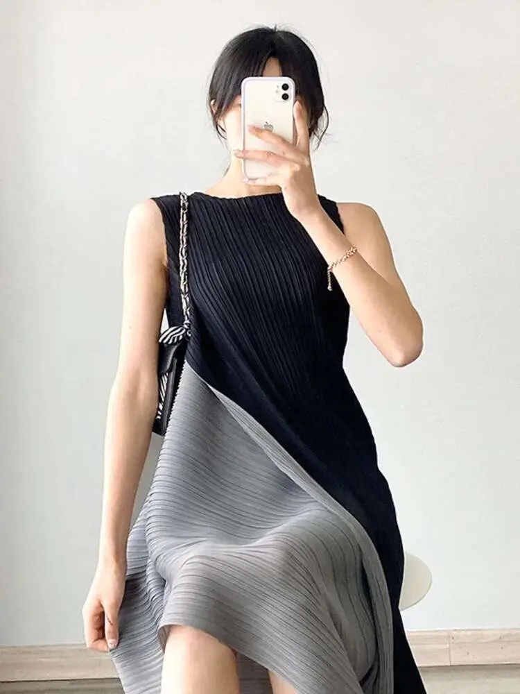 LANMREM Elegant Women's Color Contrast Pleated Dress Fashion 2025 Summer New Round Neck Sleeveless Temperament Dresses 2DE578