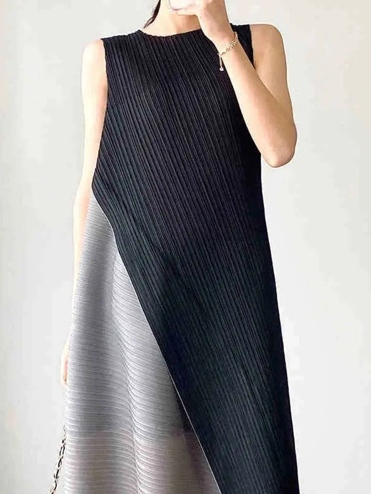 LANMREM Elegant Women's Color Contrast Pleated Dress Fashion 2025 Summer New Round Neck Sleeveless Temperament Dresses 2DE578
