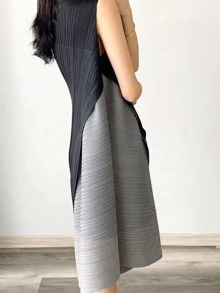LANMREM Elegant Women's Color Contrast Pleated Dress Fashion 2025 Summer New Round Neck Sleeveless Temperament Dresses 2DE578
