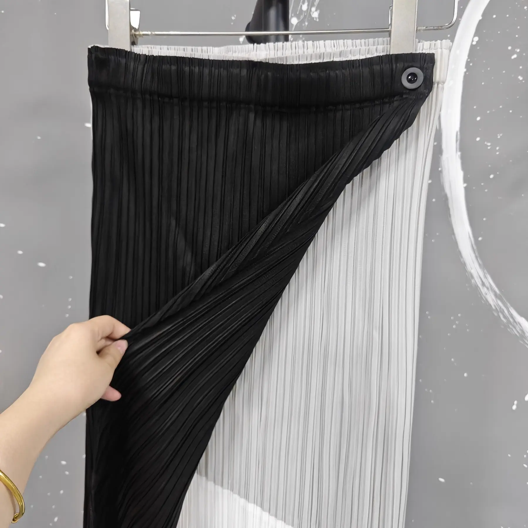 LANMREM Pleated 2025 New Niche Design Women's Skirt Simple High-end Casual Fashion Black And White Colorblock Patchwork Skirts