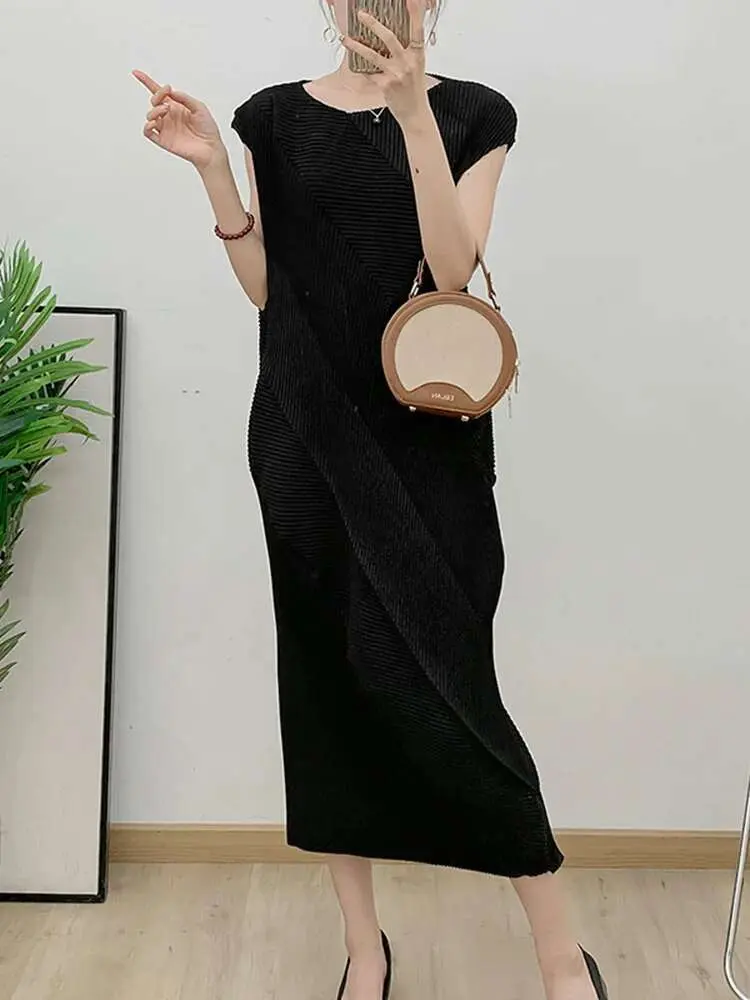 LANMREM Minimalism Pleated Dress For Women O-neck Sleeveless Solid Color Casual Dresses 2024 Female Summer New Clothing 2Z2989