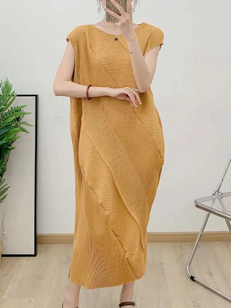 LANMREM Minimalism Pleated Dress For Women O-neck Sleeveless Solid Color Casual Dresses 2024 Female Summer New Clothing 2Z2989