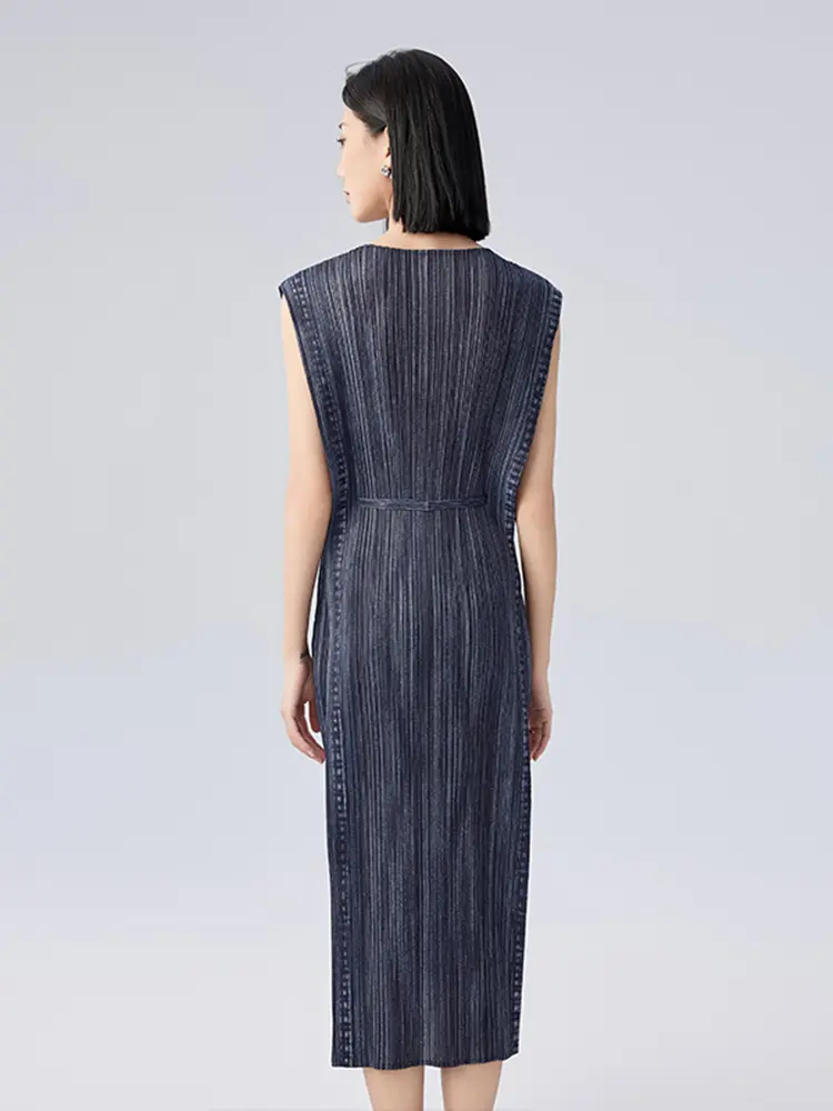 LANMREM Niche Design Straight Pleated Dress For Women 2025 New High Elastic Slim Fit Bandage Sleeveless O-neck  Dresses 2DB2823