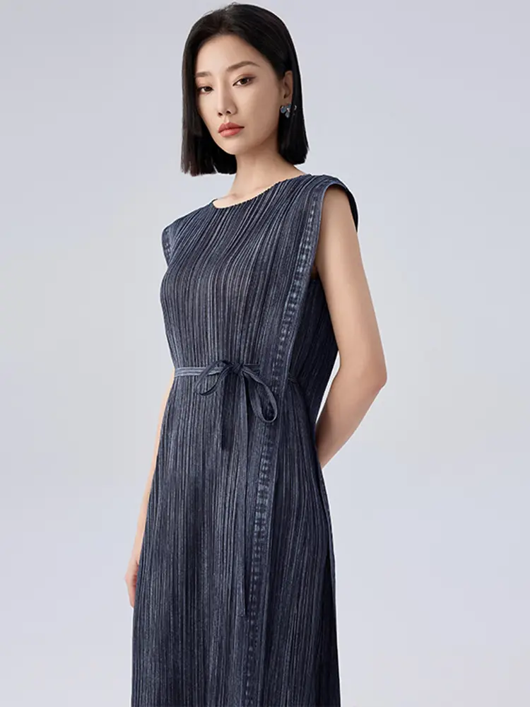 LANMREM Niche Design Straight Pleated Dress For Women 2025 New High Elastic Slim Fit Bandage Sleeveless O-neck  Dresses 2DB2823