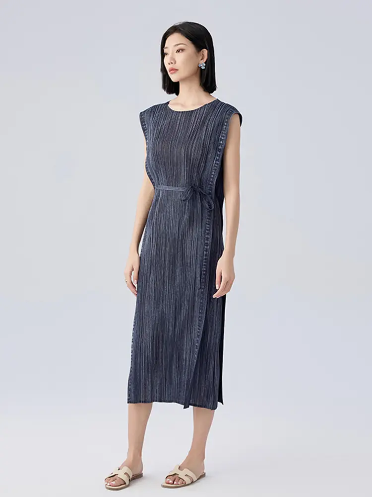 LANMREM Niche Design Straight Pleated Dress For Women 2025 New High Elastic Slim Fit Bandage Sleeveless O-neck  Dresses 2DB2823
