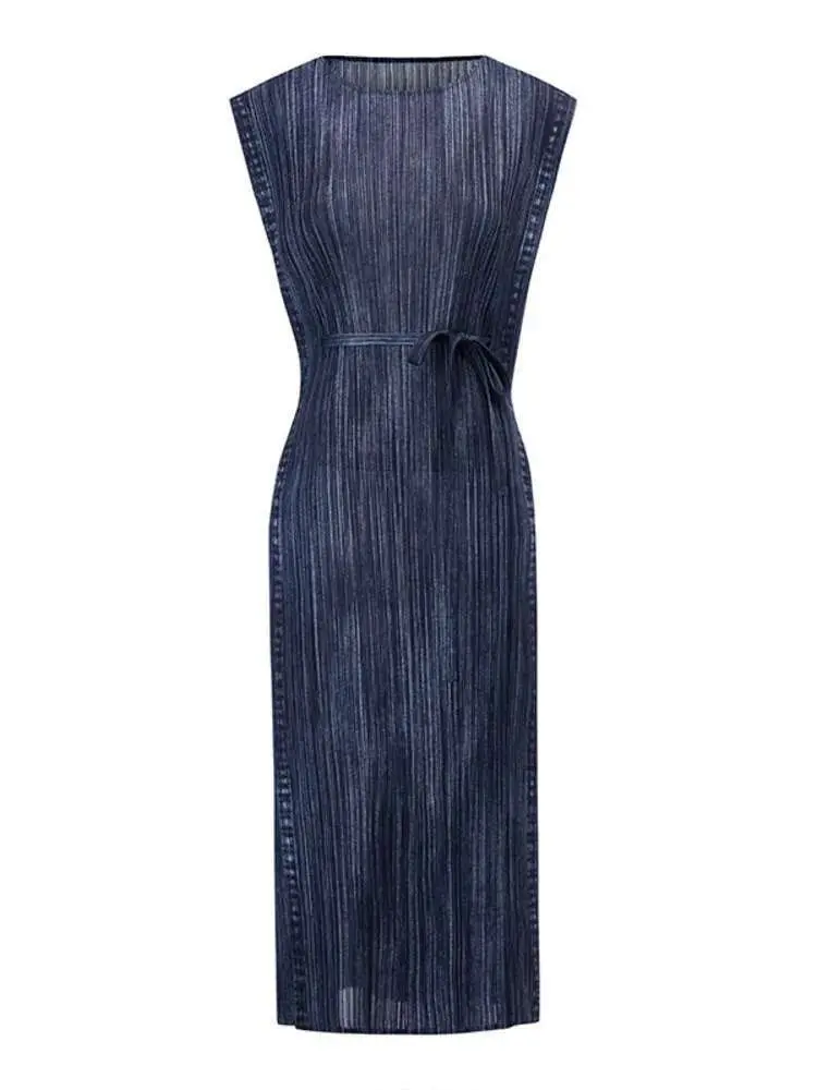 LANMREM Niche Design Straight Pleated Dress For Women 2025 New High Elastic Slim Fit Bandage Sleeveless O-neck  Dresses 2DB2823