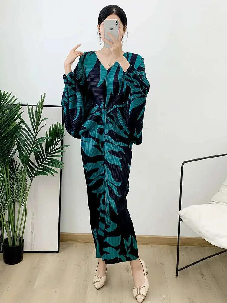 LANMREM Printed Elegant Pleated Dress V Neck Batwing Sleeve Mid Length Dresses For Women 2025 New Spring Clothing 2Q1195