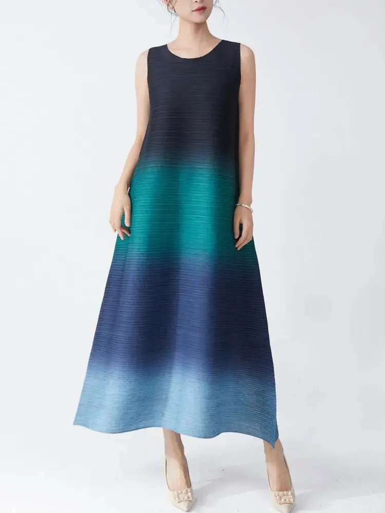 LANMREM Gradient Sleeveless Dress Women Pullover Round Neck Pleated Loose Style Female Elegant Clothing 2025 Spring New 2DC1023