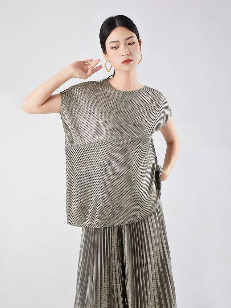 LANMREM Bronzing Pleated T-shirt For Women O-neck Shoort Sleeves Irregular Solid Color Tops Fashion 2024 Summer New 2Z1383