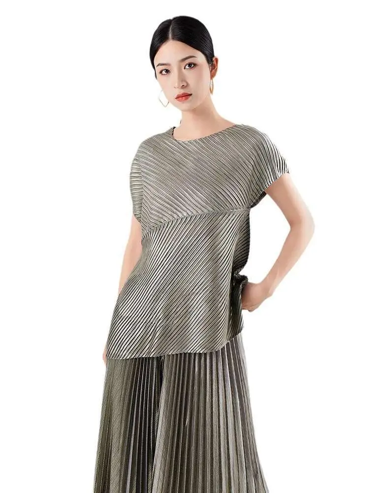 LANMREM Bronzing Pleated T-shirt For Women O-neck Shoort Sleeves Irregular Solid Color Tops Fashion 2024 Summer New 2Z1383