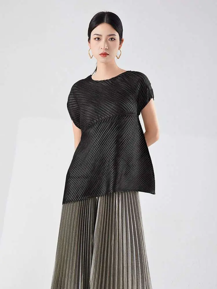 LANMREM Bronzing Pleated T-shirt For Women O-neck Shoort Sleeves Irregular Solid Color Tops Fashion 2024 Summer New 2Z1383