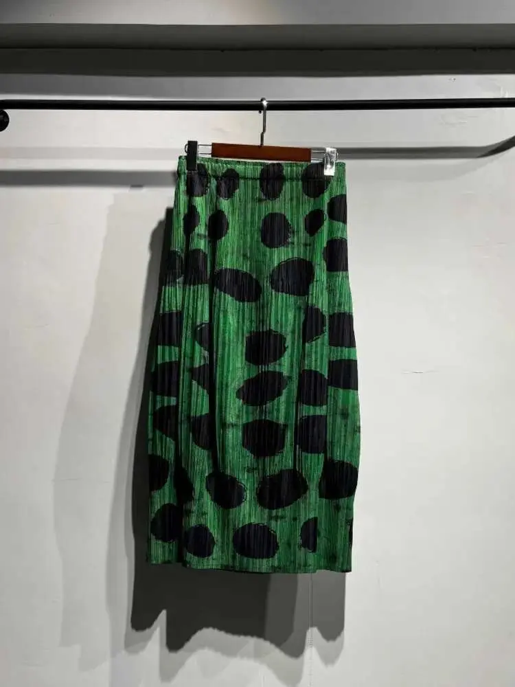 LANMREM Pleated Design Black Polka Dot Half Skirt Slimming Temperamentversatile Elastic Waist Green Skirts 2025 New 2DB3253