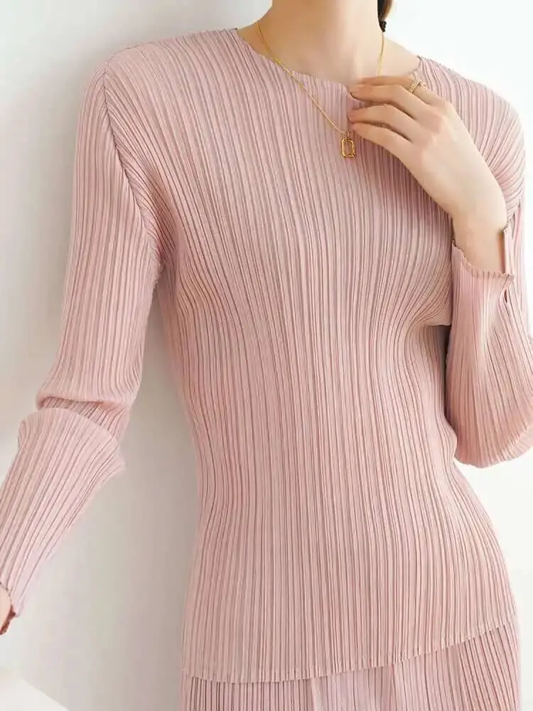LANMREM Designer Elegant Pleated T-shirt For Women Round Neck Solid Slim Tops Casual Female Clothing 2025 Spring New 2YA787