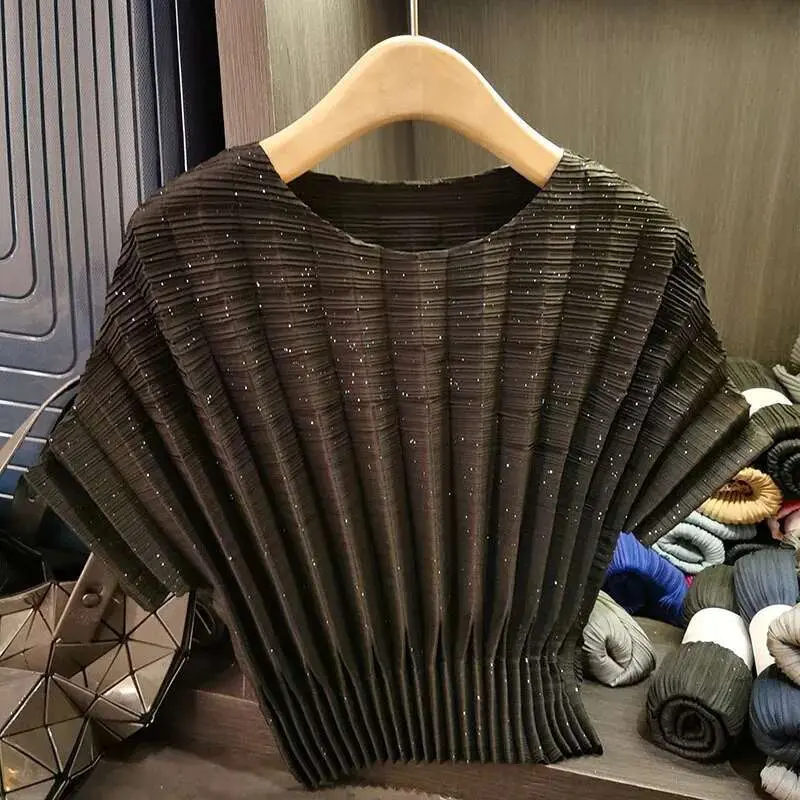 LANMREM Summer Chic Pleated Casual T-shirt For Women Vertical Pit Stripe Solid Color Loose Ound Neck Casual Top 2025 New 2DB3213