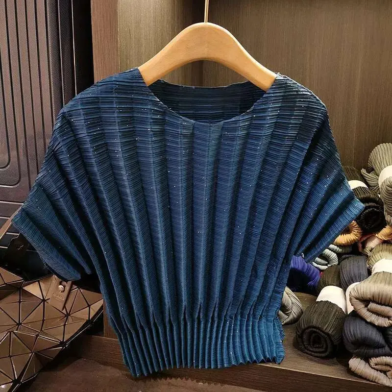 LANMREM Summer Chic Pleated Casual T-shirt For Women Vertical Pit Stripe Solid Color Loose Ound Neck Casual Top 2025 New 2DB3213