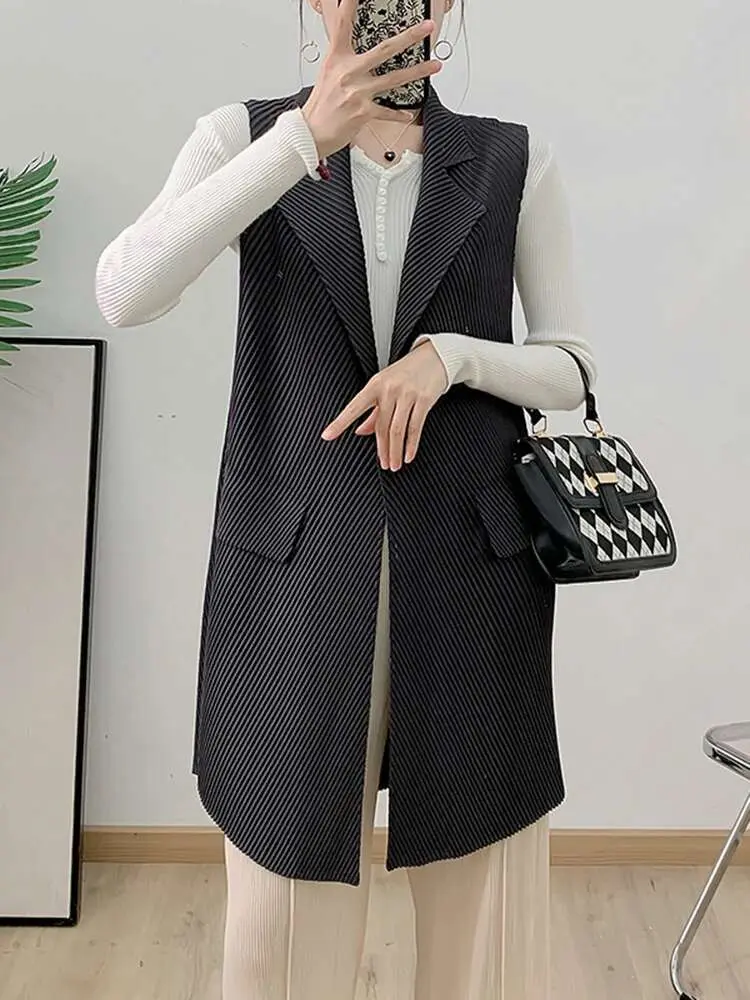 LANMREM Minimalism Pleated Vest Women's Lapel Single Button Solid Color Mid Length Coats 2025 Spring New Clothing 2Z3026