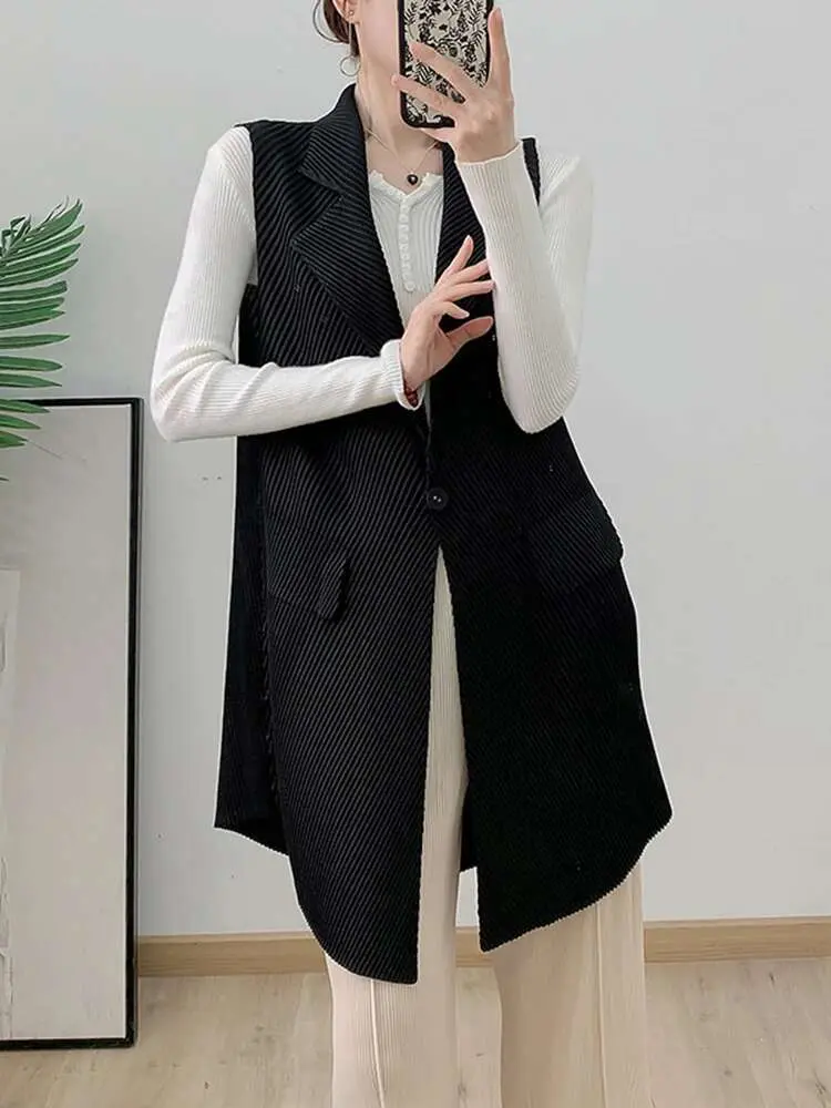 LANMREM Minimalism Pleated Vest Women's Lapel Single Button Solid Color Mid Length Coats 2025 Spring New Clothing 2Z3026