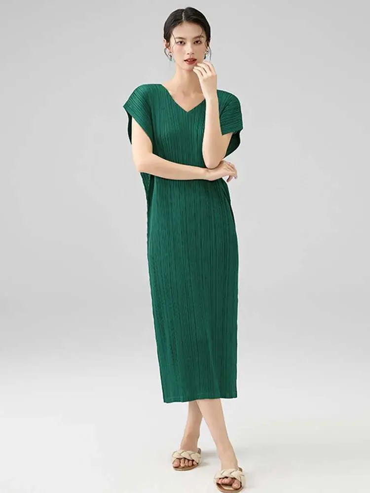 LANMREM Summer 2025 New Pleated Dress For Women V-neck Design Loose Sleeveless Double-sided Green Dresses Niche Chic 2DB2510