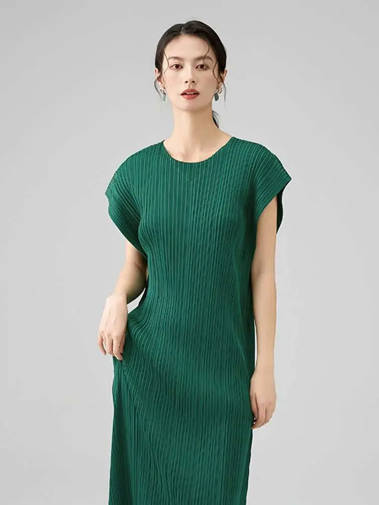 LANMREM Summer 2025 New Pleated Dress For Women V-neck Design Loose Sleeveless Double-sided Green Dresses Niche Chic 2DB2510