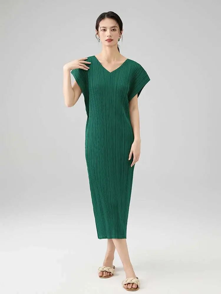 LANMREM Summer 2025 New Pleated Dress For Women V-neck Design Loose Sleeveless Double-sided Green Dresses Niche Chic 2DB2510