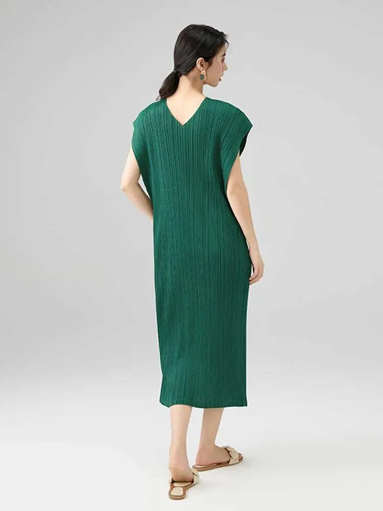 LANMREM Summer 2025 New Pleated Dress For Women V-neck Design Loose Sleeveless Double-sided Green Dresses Niche Chic 2DB2510