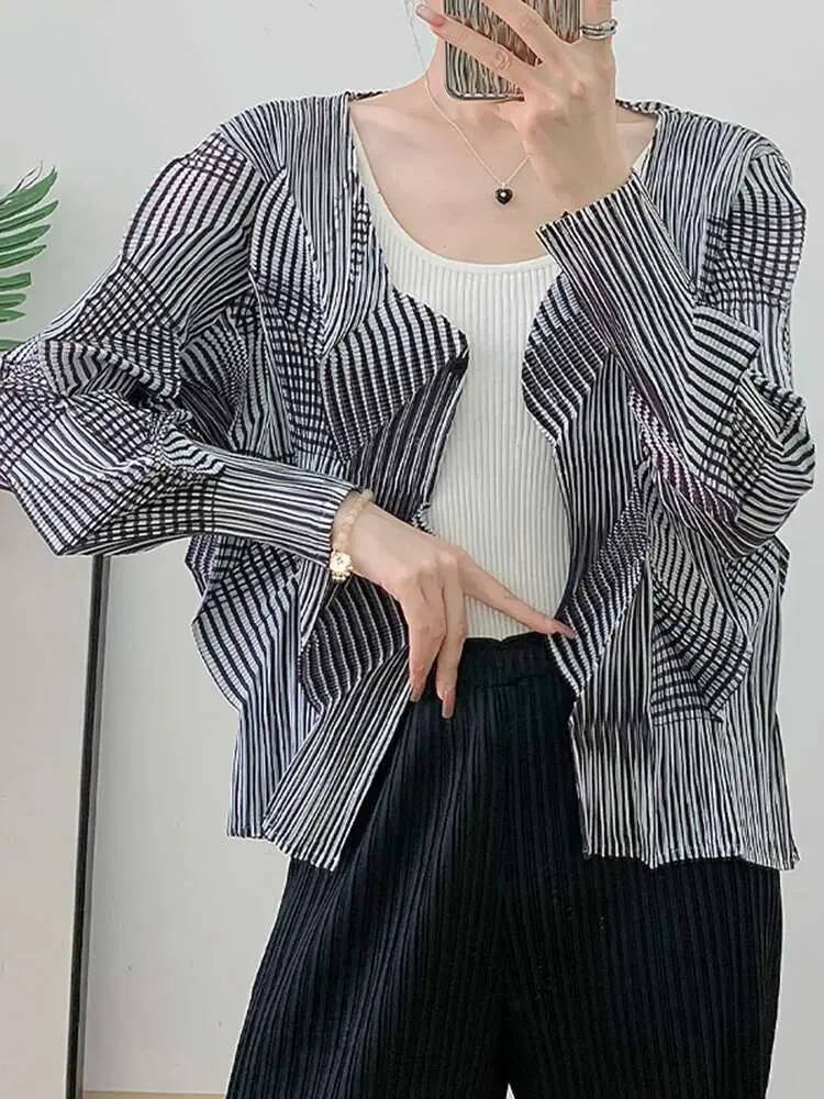 LANMREM Handmade Pleated Gray Shirt For Women Round Neck Long Sleeves Fold 2025 Spring Cardigan Stylish Top Female 2DB1987