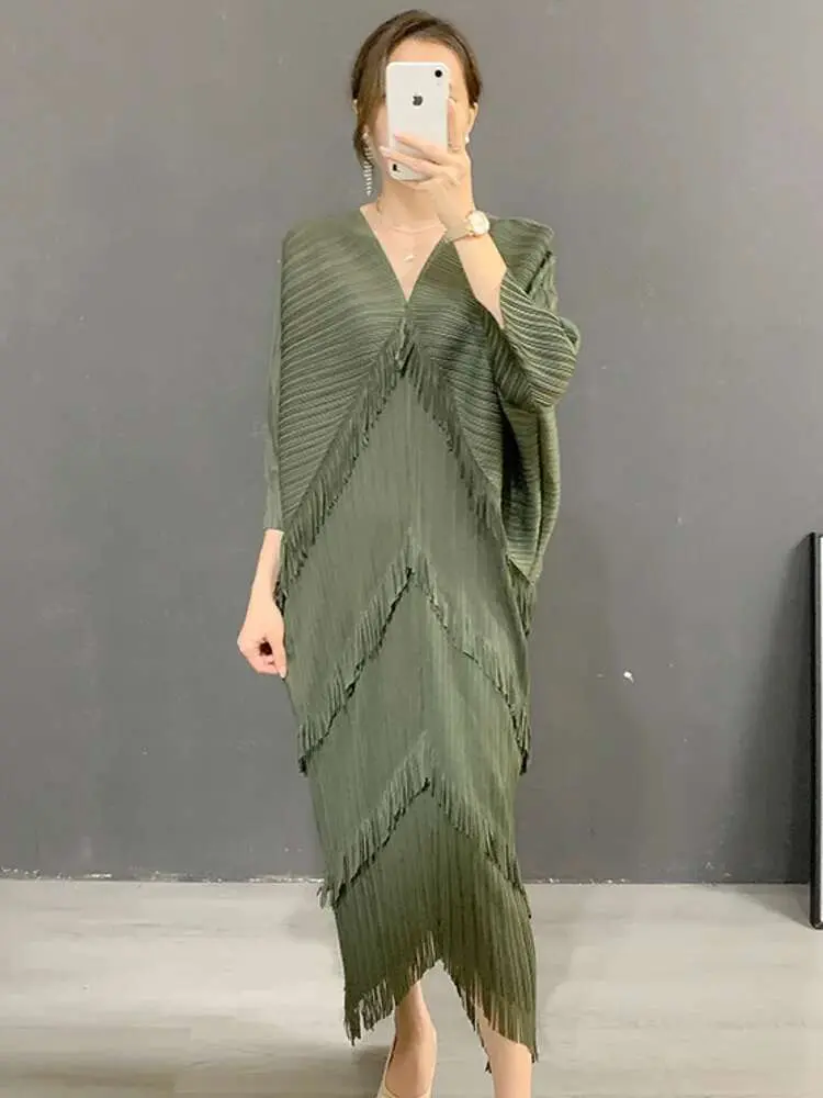 LANMREM Pleated Tassel Dress Women's Summer New Solid Color V-Neck Bat Sleeve Party Loose Dresses Ladies Clothing 2DA7120