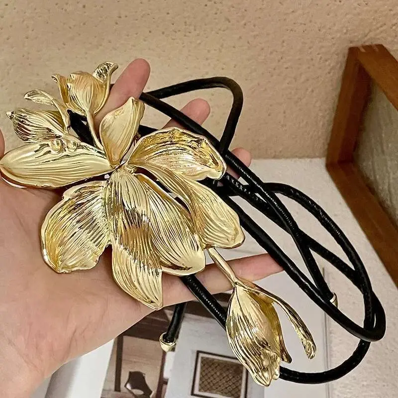 LANMREM Retro Gold Metal Flower Belt Women's Personality Outstanding Black Leather Rope Dress Decoration Waist Chain New 2DB1920