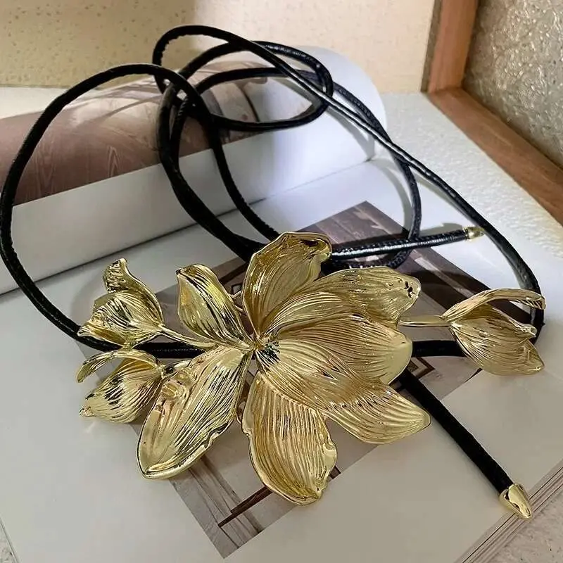 LANMREM Retro Gold Metal Flower Belt Women's Personality Outstanding Black Leather Rope Dress Decoration Waist Chain New 2DB1920