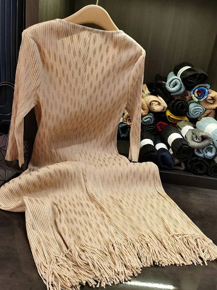 LANMREM Fashion Gold Foil Printing Design V Collar Pleated Dress For Women 2025 New Loose Causal Tassel Hem Dresses Chic 2DB3046