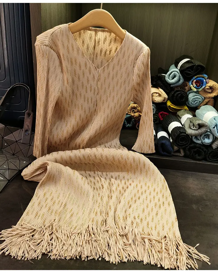 LANMREM Fashion Gold Foil Printing Design V Collar Pleated Dress For Women 2025 New Loose Causal Tassel Hem Dresses Chic 2DB3046