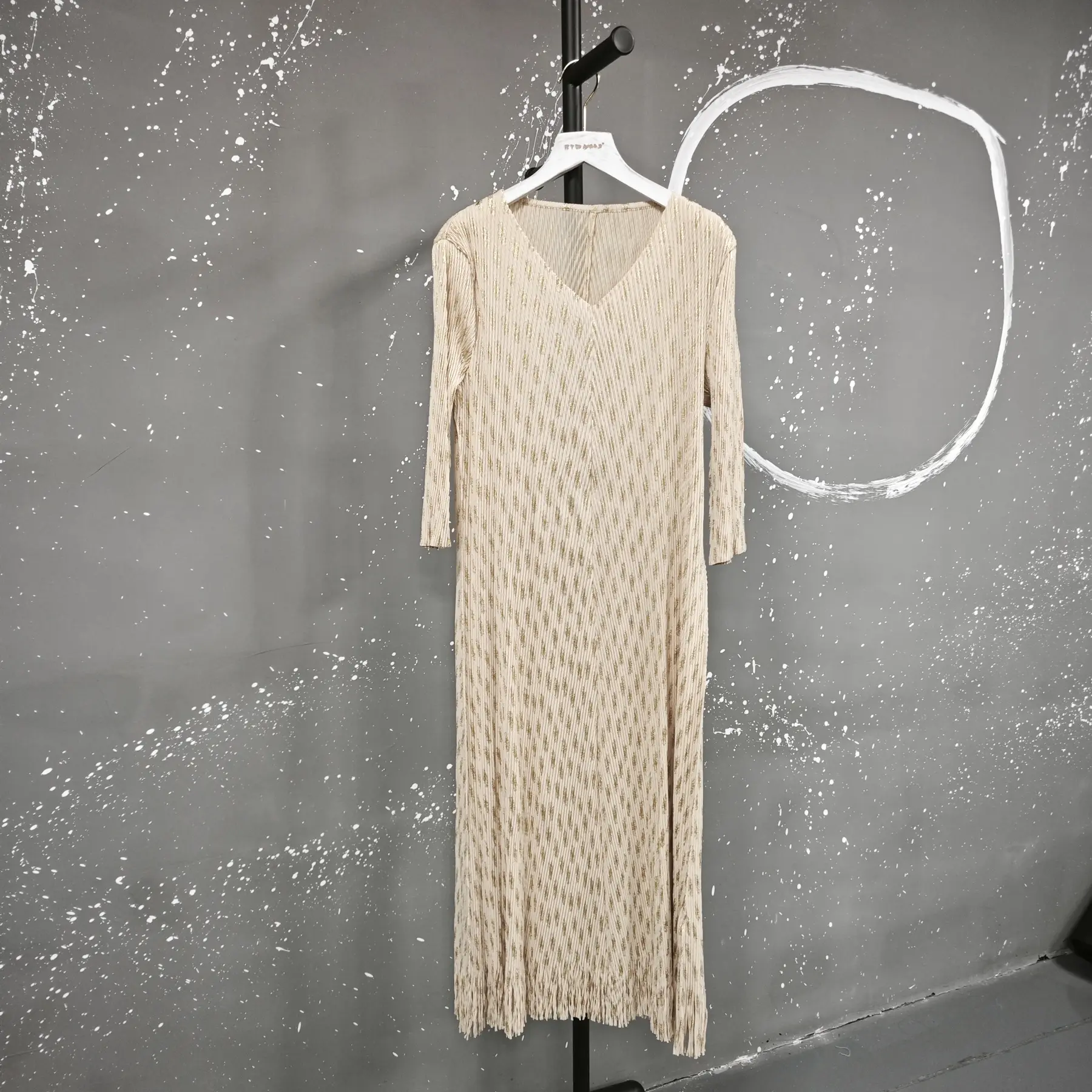 LANMREM Fashion Gold Foil Printing Design V Collar Pleated Dress For Women 2025 New Loose Causal Tassel Hem Dresses Chic 2DB3046