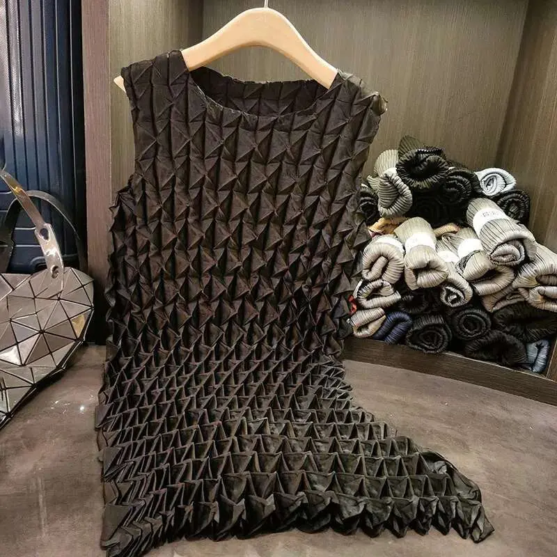 LANMREM Niche Grey Irregular Asymmetrical Pleated Sleeveless Glossy Pleated Women's Dress Chic Elastic Loose Tank Dresses DB3688