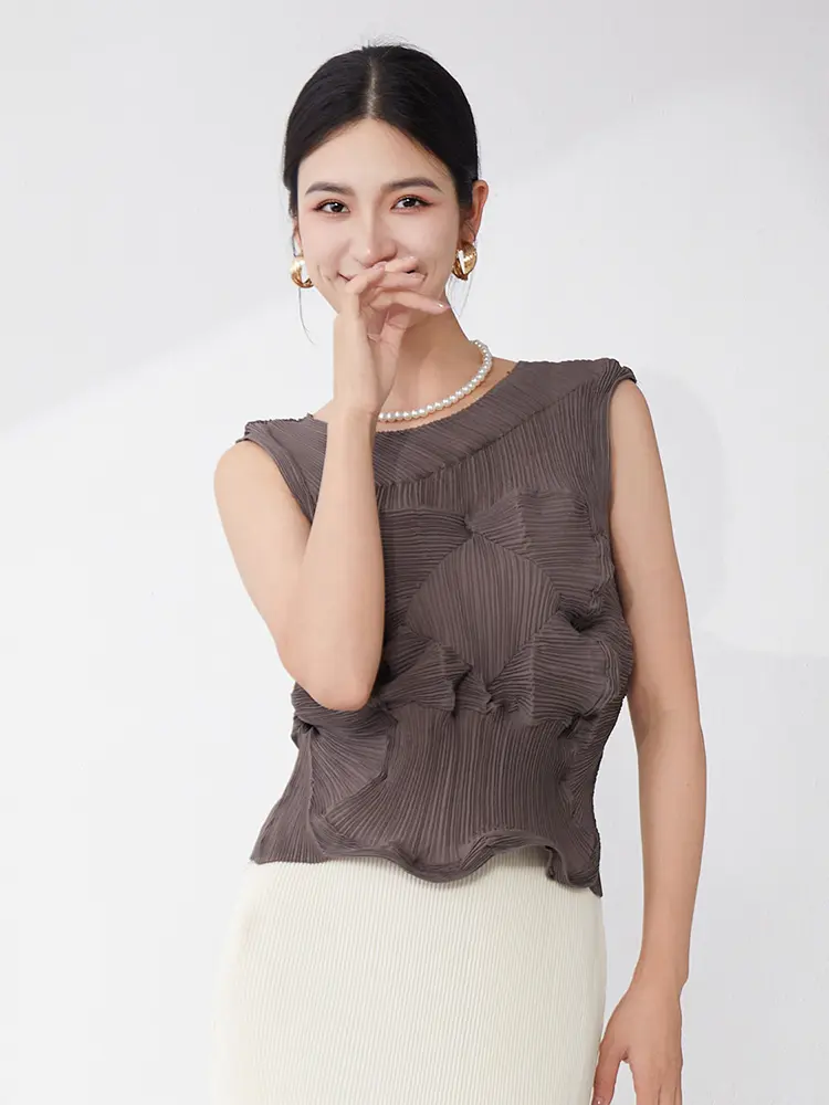 LANMREM Pleated Tank Top Women's Summer High-end Round Neck Sleeveless Vest Irregular Design Niche Temperament T-shirts 2DB3472