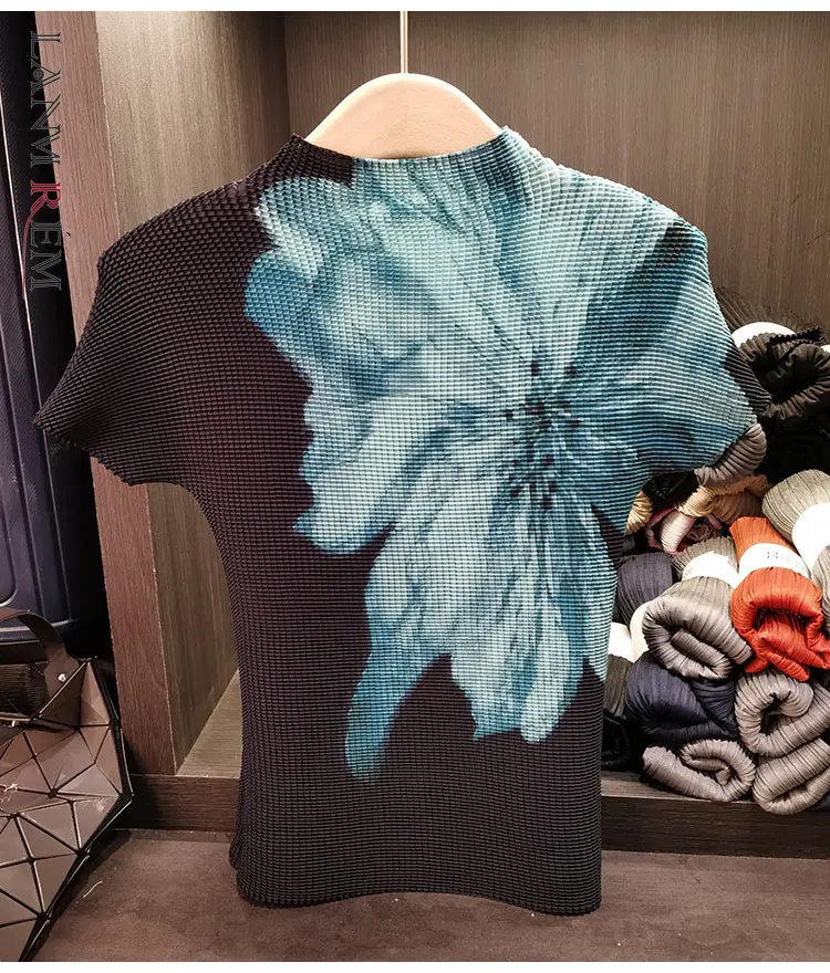 LANMREM Pleated Women's Slimming Fit T-shirt 2025 New Print Stand Collar High Elasticity Short Sleeved Pullover Tops 2DB3039