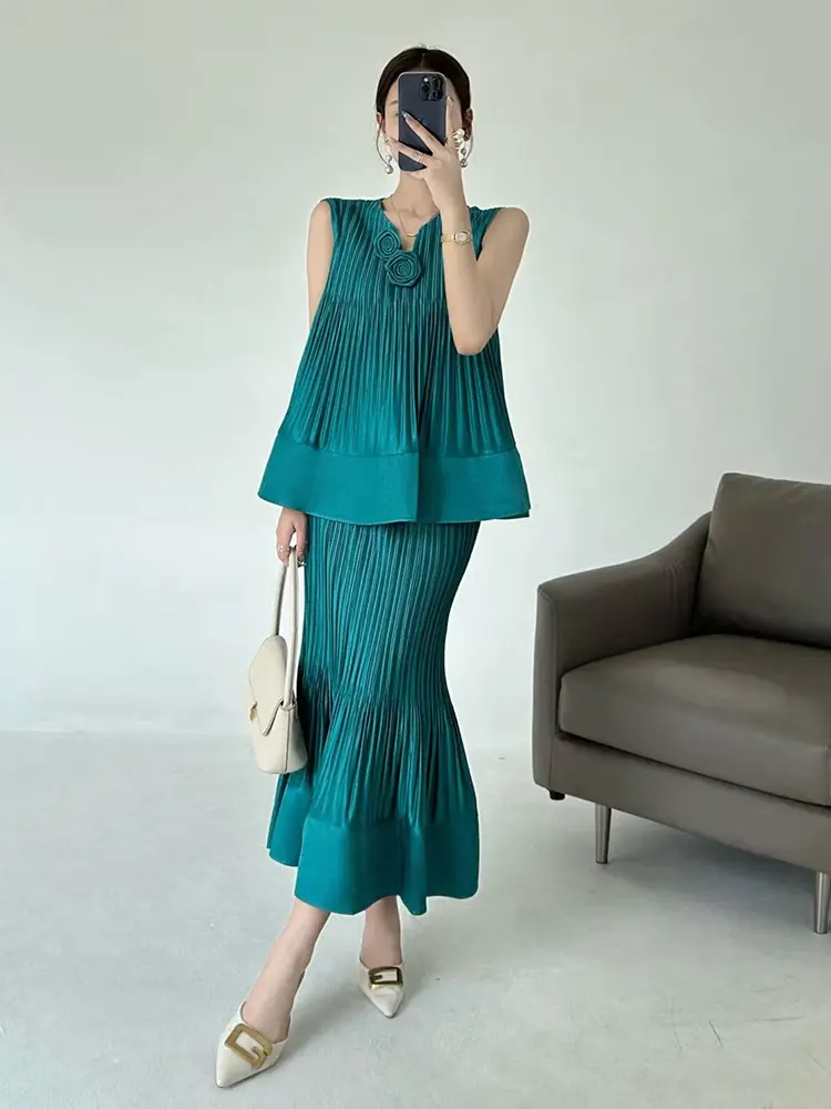 LANMREM Black Summer Pleated Women's Two Pieces Set 2025 New Summer Sleeveless V Collar T-shirt And Elastic Waist Skirt 2DB3434