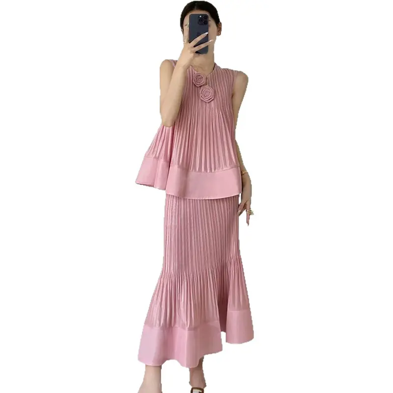 LANMREM Black Summer Pleated Women's Two Pieces Set 2025 New Summer Sleeveless V Collar T-shirt And Elastic Waist Skirt 2DB3434