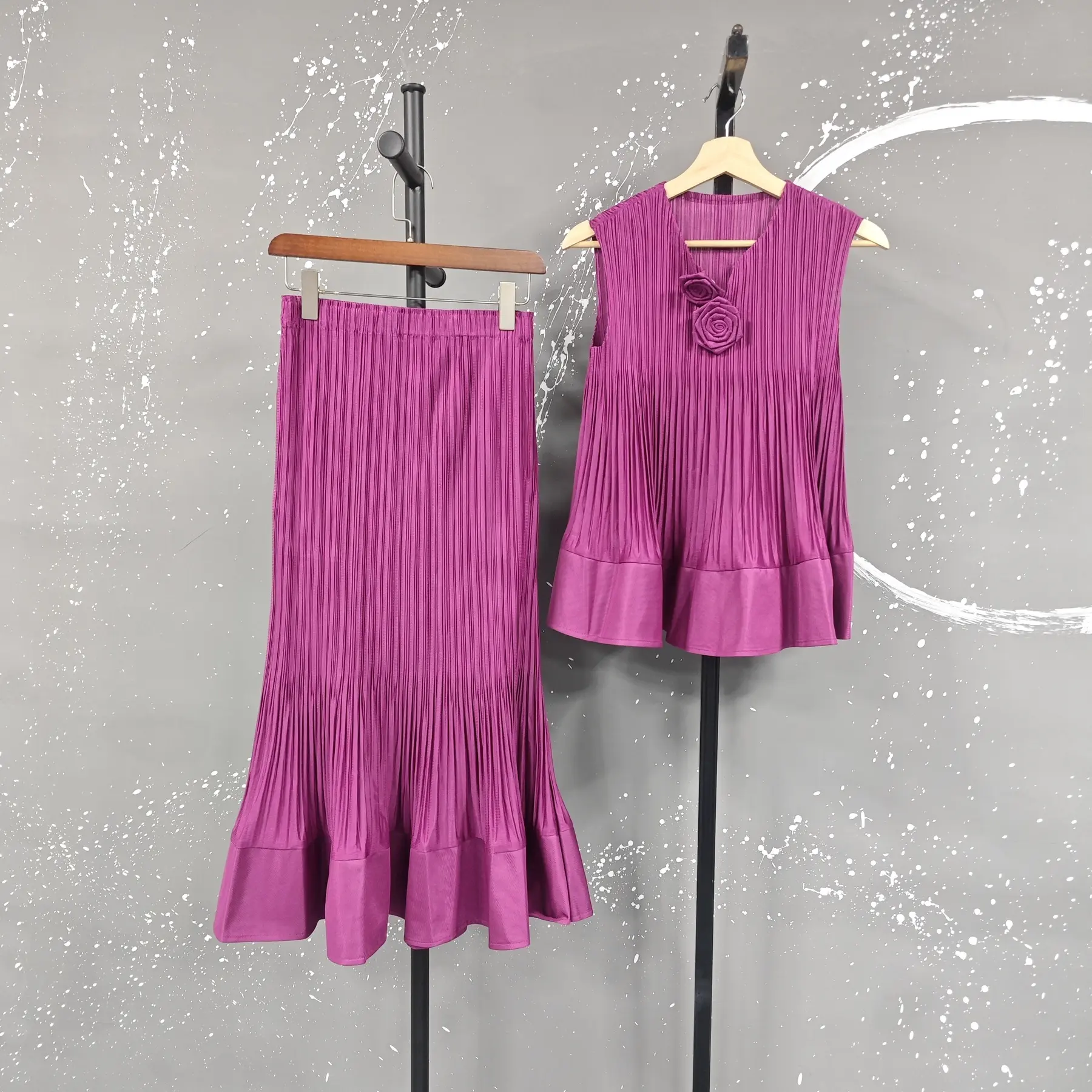 LANMREM Black Summer Pleated Women's Two Pieces Set 2025 New Summer Sleeveless V Collar T-shirt And Elastic Waist Skirt 2DB3434
