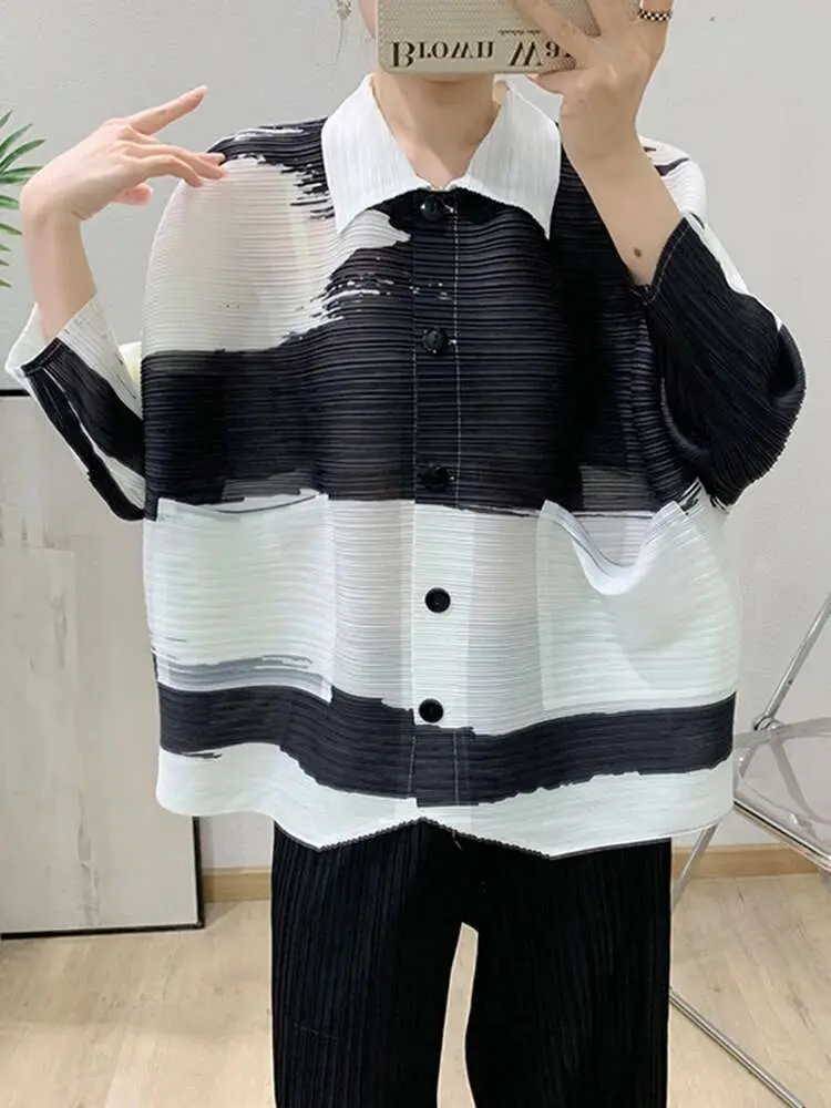 LANMREM Printed Black And White Striped Pleated Top For Women 2025 New Lapel Single Breasted Loose Casual Blouse Tops 2DB2485
