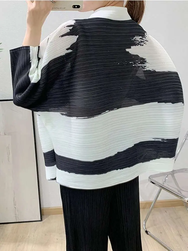 LANMREM Printed Black And White Striped Pleated Top For Women 2025 New Lapel Single Breasted Loose Casual Blouse Tops 2DB2485