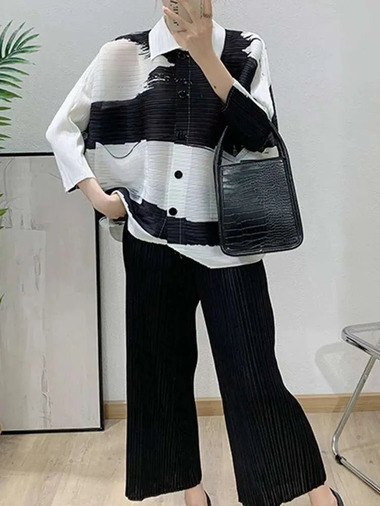 LANMREM Printed Black And White Striped Pleated Top For Women 2025 New Lapel Single Breasted Loose Casual Blouse Tops 2DB2485