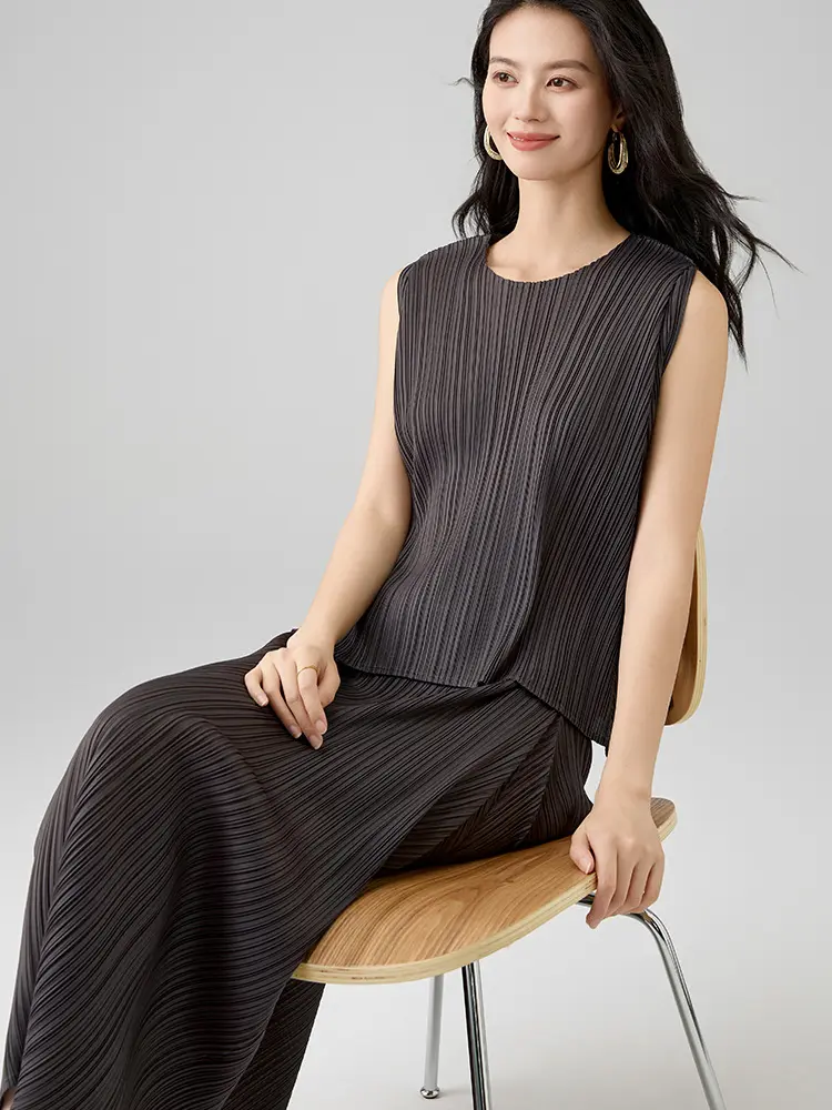 LANMREM Casual Loose Pleated Two Pieces Set For Women 2025 New Summer Chic Sleeveless Tops And Elastic Waist Skirt Sets 2DB2684