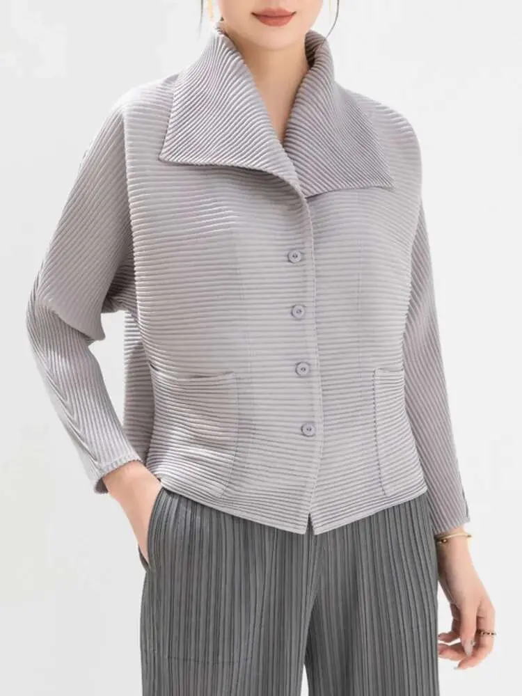 LANMREM Short Jacket For Women 2025 Spring New Casual Temperament Loose Large Lapel Single Breasted Pleated Coat 2DA8011