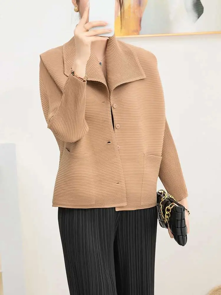LANMREM Short Jacket For Women 2025 Spring New Casual Temperament Loose Large Lapel Single Breasted Pleated Coat 2DA8011