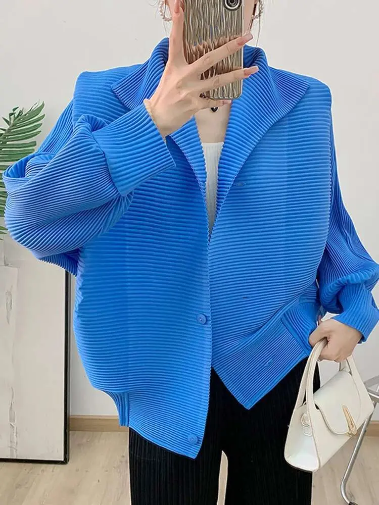 LANMREM 2025 Spring New Pleated Short Coat Women's Casual Style Loose Big Collar Single Breasted Elastic Outwear Jacket 2DB1992
