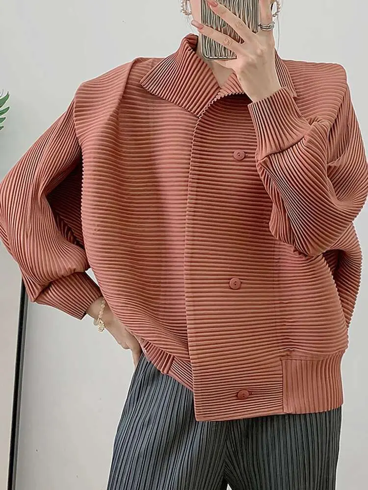 LANMREM 2025 Spring New Pleated Short Coat Women's Casual Style Loose Big Collar Single Breasted Elastic Outwear Jacket 2DB1992