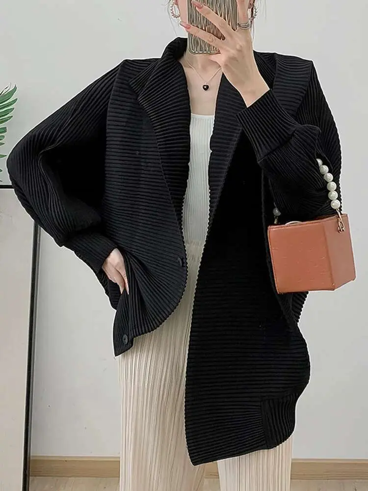 LANMREM 2025 Spring New Pleated Short Coat Women's Casual Style Loose Big Collar Single Breasted Elastic Outwear Jacket 2DB1992